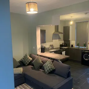 2 Bedroom Cheerful House Close To Center Apartment Belfast