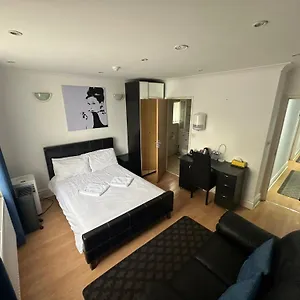 3 Luxury En-suite Bedrooms Homestay Cardiff